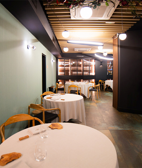 Restaurante con una decoración minimalista y con detalles naturales