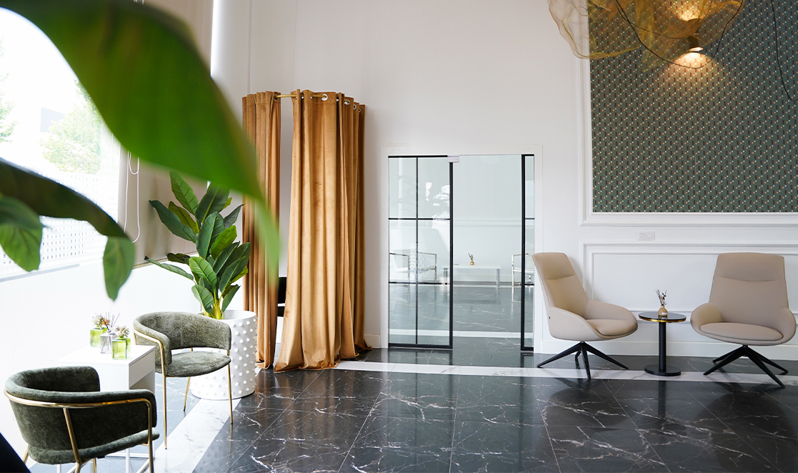 Sala minimalista con elementos modernos