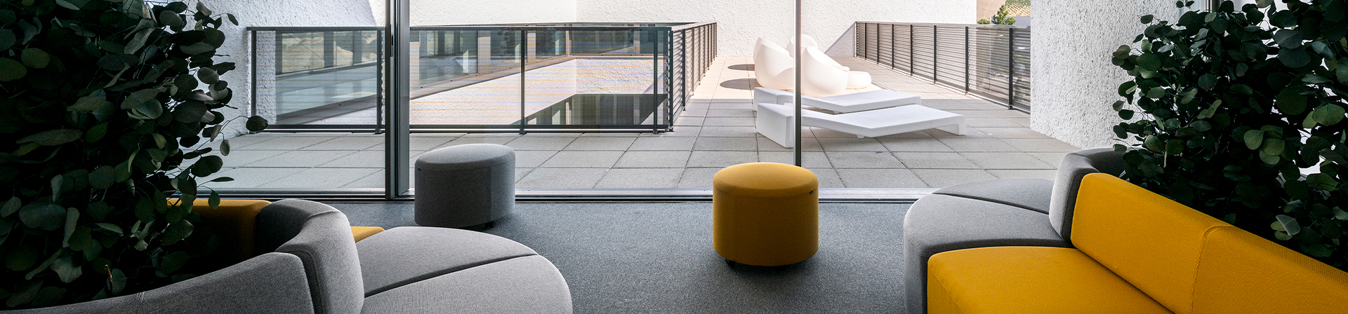 Habitación con sofás de diseño con plantas