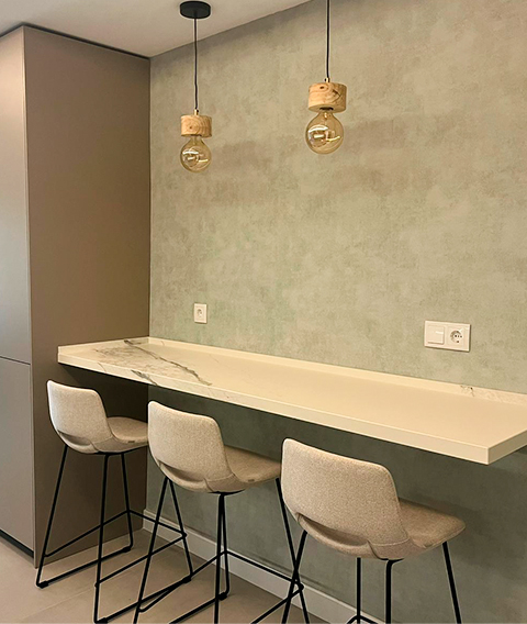 Mesa con sillas minimalistas